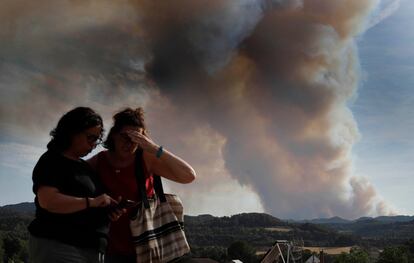 Columna de humo durante el incendio forestal de Santa Coloma de Queralt, este sábado. 