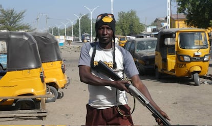 Un 'hunter' posa en medio de la ciudad.