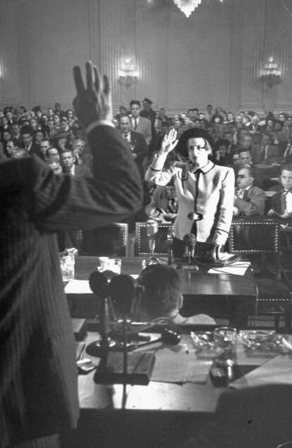 Ayn Rand testificando en la reunión de HUAC en 1947 por la película' Song of Russia'.