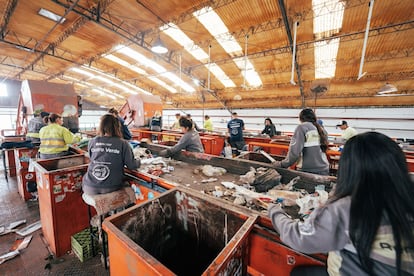 Varias personas de Recuperadores Urbanos del Oeste (RUO), en Buenos Aires, clasifica residuos en una planta de reciclado. 