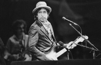 Bod Dylan durante un concierto que ofreció en el estadio St. Jakob-Park de Basilea (Suiza) el 1 de junio de 1984.