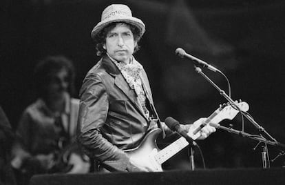 Bod Dylan durante un concierto que ofreció en el estadio St. Jakob-Park de Basilea (Suiza) el 1 de junio de 1984.