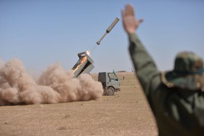 Tropas paramilitares iraquíes lanzan misiles contra las posiciones del Estado Islámico a las afueras de Hatra, al sur de Mosul (Iraq).