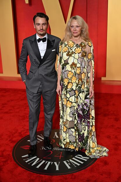 Pamela Anderson, acompañada por su hijo, Brandon Thomas Lee, fue otra de las invitadas a la fiesta de 'Vanity Fair' que eligió un vestido con motivos florales. 
