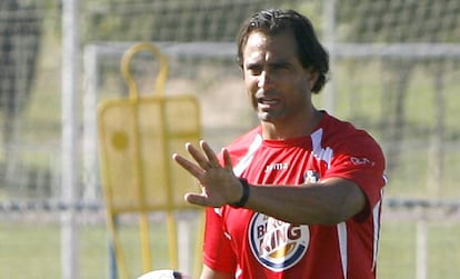 Juan Eduardo Esn&aacute;ider, durante un entrenamiento del Getafe, cuando era segundo entrenador de Michel.