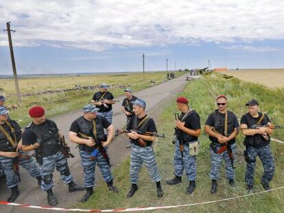 Soldados rebeldes bloquean el acceso al lugar del este de Ucrania donde cay&oacute; el Boeing 777 de Malaysia Airlines