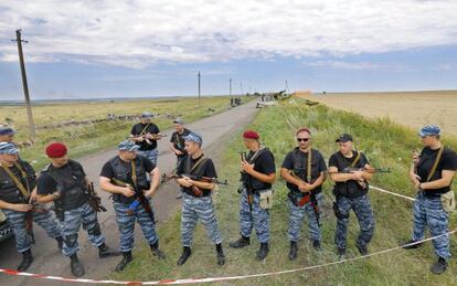 Soldados rebeldes bloquean el acceso al lugar del este de Ucrania donde cayó el Boeing 777 de Malaysia Airlines