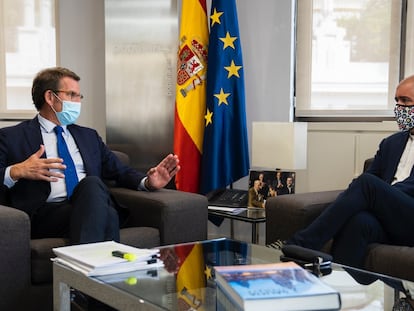 El presidente del PP, Alberto Núñez Feijóo, con el secretario general de CCOO, Unai  Sordo, en la sede nacional del PP este martes.