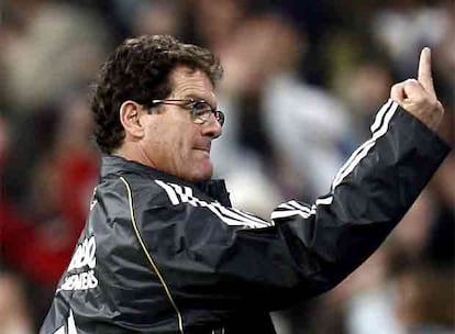 Fabio Capello dedica una <i>peineta</i> a dos seguidores del Madrid