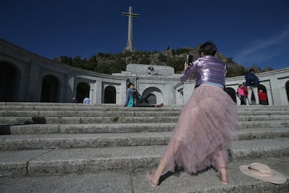 Una mujer fotografía a otra en la basílica del Valle de los Caídos, en Madrid.