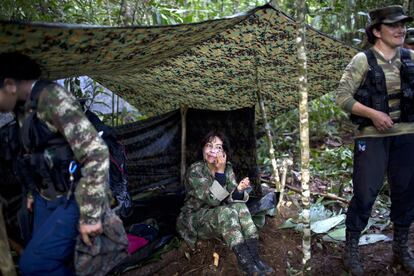 Yira Castro, una comandante de nivel medio, se frota crema hidratante en el rostro en un campo oculto en el estado de Antioquia, en los Andes del noroeste de Colombia.