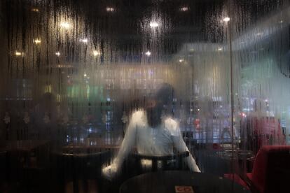 Una mujer se estira en una cafetería de Hong Kong, el 2 de septiembre de 2019.