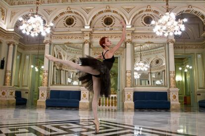 La bailarina Uliana Lopatkina, en el Salón de los Espejos del Liceu de Barcelona