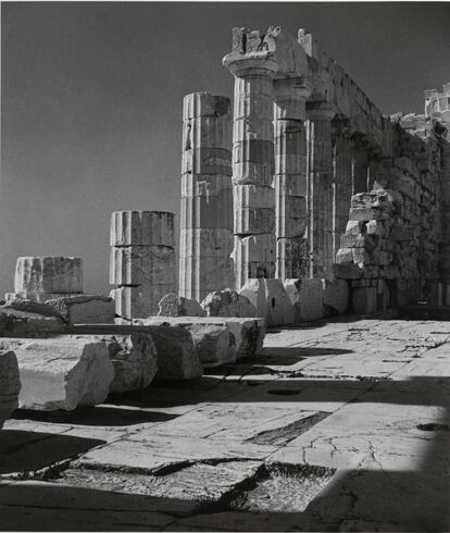 Cella and Portico of the Parthenon, Atenas (1937), Herbert List.