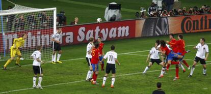 Instante del remate de cabeza de Puyol que supuso el gol de la victoria.