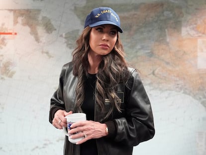 Kristi Noem durante una sesión informativa en la Estación Aérea Kodiak de la Guardia Costera de EE. UU.,  en Kodiak, Alaska. El lunes 17 de marzo de 2025.
