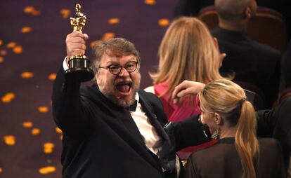 Guillermo del Toro celebra el Oscar a mejor director por 'La forma del agua'.