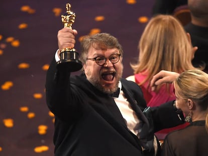 Guillermo del Toro celebra el Oscar a mejor director por 'La forma del agua'.