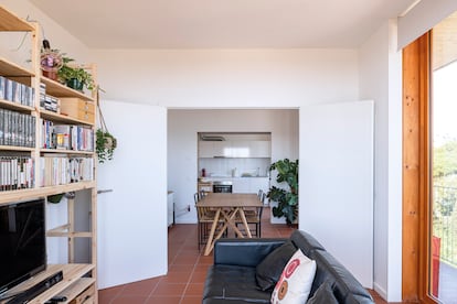 Interior de una de las 136 viviendas en Gavá de HArquitectes.