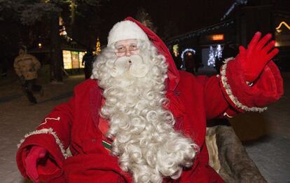 Papa Noel sale de su refugio en Rovaniemi, la capital de Laponia, norte de Finlandia.