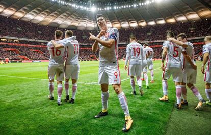 Robert Lewandowski celebra su gol ante Montenegro.