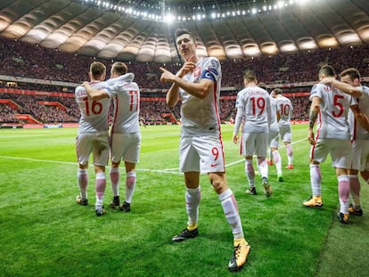 Robert Lewandowski celebra su gol ante Montenegro.