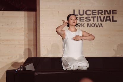 La artista gestual Winnie Huang durante su actuación el sábado por la noche en el auditorio portátil Ark Nova interpretando la obra ‘Inori’, de Karlheinz Stockhausen.
