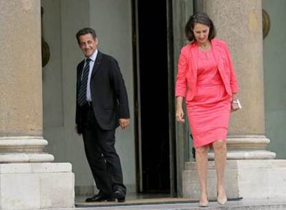 El presidente Sarkozy se despide de la líder socialista Ségolène Royal, ayer en las escaleras del palacio del Elíseo.