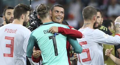 Cristiano abraza a De Gea tras el partido en Sochi.