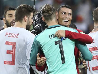 Cristiano abraza a De Gea tras el partido en Sochi.