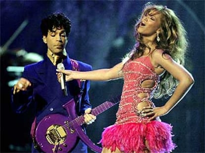 Prince ha acompañado a Beyoncé durante su actuación en la gala de entrega de los Grammy.