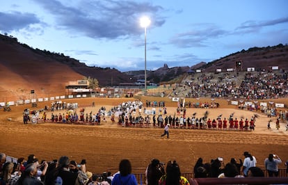 Los espectadores observan la apertura del baile nocturno del Ceremonial Intertribal en Gallup, el 13 de agosto.