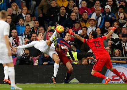  Cristiano Ronaldo pelea por el bal&oacute;n con Sergio Busquets.