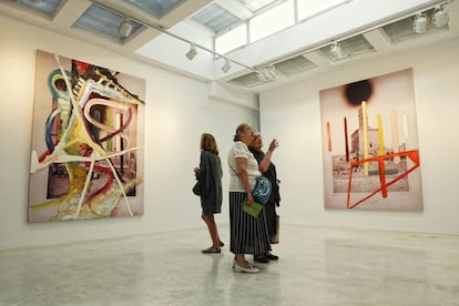 Visitantes contemplan las obras en la galería Soledad Lorenzo.