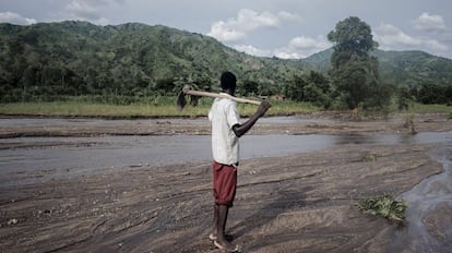 Un agricultor mira su campo afectado por las inundaciones, en Malawi.