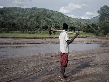 Un agricultor mira su campo afectado por las inundaciones, en Malawi.