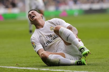 James Rodríguez se duele en el suelo del Bernabéu durante el partido contra el Athletic.