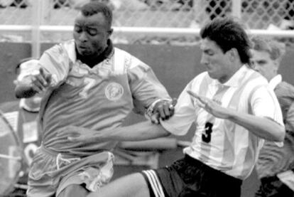 Finidi, en su etapa como internacional como Nigeria, disputa un balón con el argentino Chamot durante el Mundial de EEUU