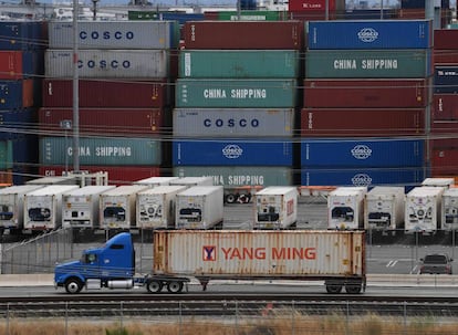 Contêineres com mercadorias da Ásia, na última sexta-feira, no terminal de carga de Long Beach (Califórnia).