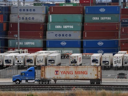 Contenedores con mercancías de Asia, este viernes en la terminal de carga de Long Beach (California). 