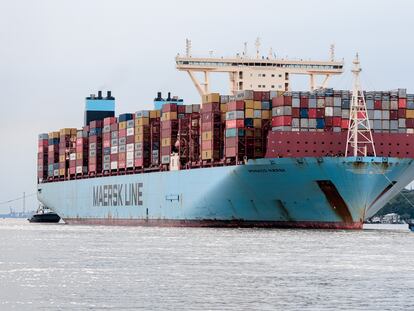 Un buque de Maersk fondeado, el pasado agosto, en el puerto de Hamburgo (Alemania).