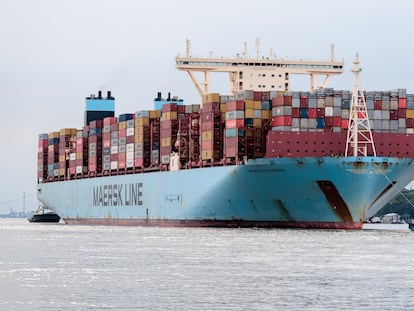 El buque Monaco Maersk navega por el Elba a la altura de Hamburgo.