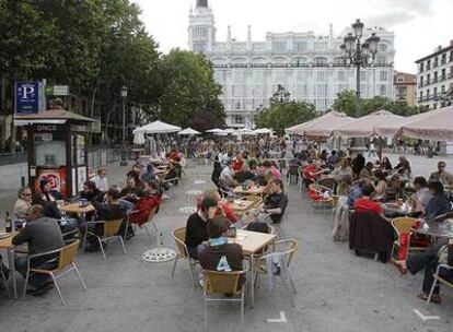 Terrazas de la plaza de Santa Ana con las marcas pintadas en el suelo que limitan el espacio que pueden ocupar.