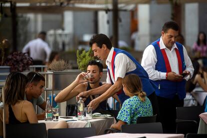 Camareros atienden a los clientes en una terraza del centro de Madrid, la primera semana de agosto.