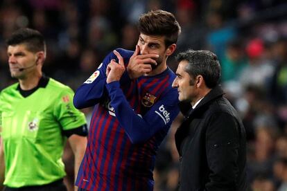 Ernesto Valverde comparte impresiones con Gerard Piqué, durante el encuentro.