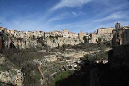 A El Castillo costaba subir. Ubicado en la parte más alta de la ciudad, este barrio de gente humilde era la zona elegida por los turistas para dejar el coche. Para salir, los conquenses preferían la más conveniente Plaza Mayor, la calle Doctor Galíndez y la Cuesta de San Miguel, donde hay terrazas con música en directo en verano. Hoy El Castillo se ha modernizado y los visitantes se mezclan con los parroquianos en los mesones de la zona. En El Panorámico sirven menú del día y copas por la tarde y en el Asador María Morena ponen zarajos (intestinos) de cordero y morteruelo (paté de carne de caza). Y ya se sabe que hoy en día la tradición es modernidad. Texto: Mai Montero