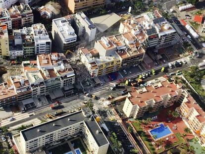 Fotografia publicada en el twitter del 112 Canarias de una vista aérea del edificio derrumbado ayer en Arona (Tenerife), donde los servicios de rescate continúan las labores de desescombro en busca de las personas que aún no han sido localizadas tras el siniestro.