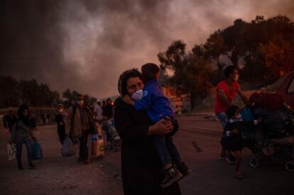 Las familias que habían permanecido en el campamento al no haberse visto incendiadas sus carpas durante el primer fuego, han tenido que salir corriendo para huir de las llamas, muchas de ellas con niños en brazos.
