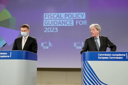 El vicepresidente de la Comisión Europea, Valdis Dombrovskis (izquierda), y el comisario de Economía, Paolo Gentiloni (derecha), en una rueda de prensa en Bruselas.