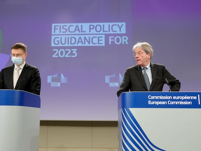 El vicepresidente de la Comisión Europea, Valdis Dombrovskis (izquierda), y el comisario de Economía, Paolo Gentiloni (derecha), en una rueda de prensa en Bruselas.